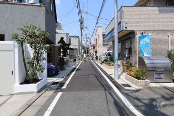敷地東側の前面道路（南側から）