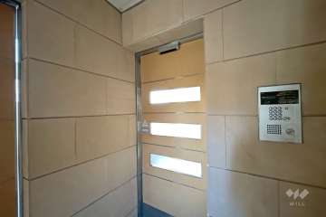 エントランスはオートロック付きです。