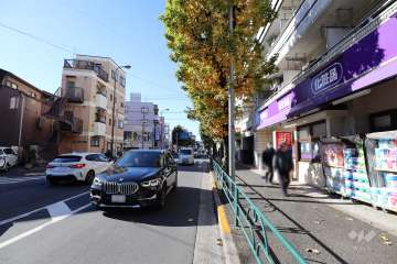 敷地南側の前面道路（東側から）