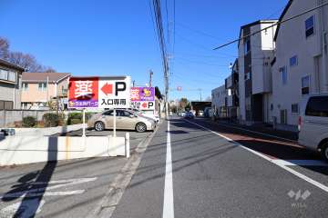 敷地東側の前面道路（南側から）