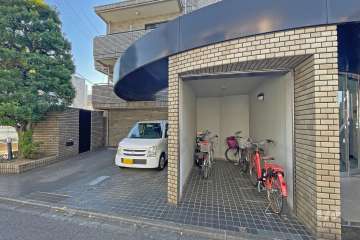 敷地内駐車場（屋外平面式）と駐輪場