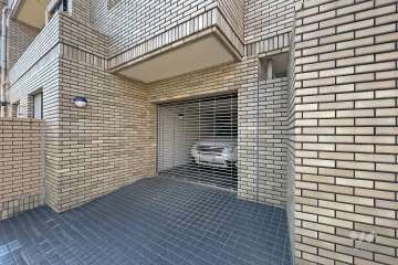 リングシャッター付き敷地内駐車場（屋内平面式）