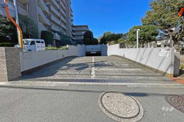 地下平面駐車場の出入り口