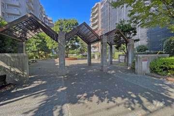 敷地東側に隣接した『桜丘やまもも公園』