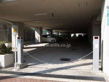 駐車場は建物1階部分にあり、入り口にはロボットゲート付きです。