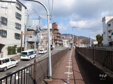敷地の東側前面道路は二車線のバス通りです。