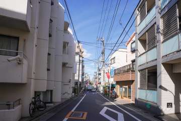 敷地東側の前面道路（南側から）