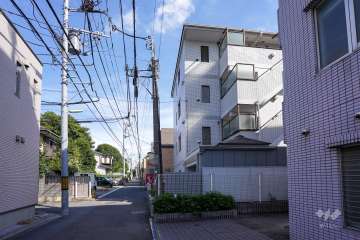 敷地北東側の前面道路（北西側から）