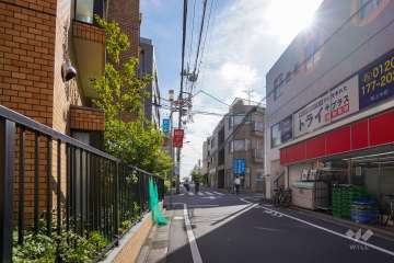 敷地北西側の前面道路（北東側から）