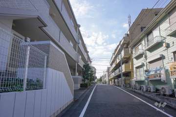 敷地北側の前面道路（東側から）