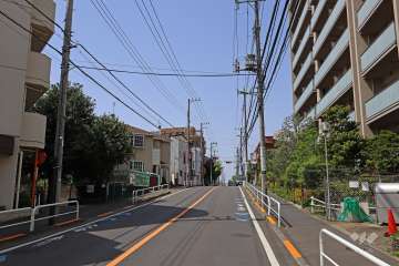 敷地南側の前面道路（東側から）