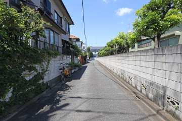 敷地西側の前面道路（南側から）