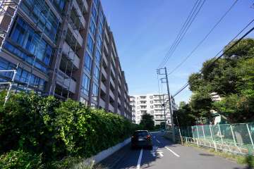 敷地北東側の前面道路（南西側から）