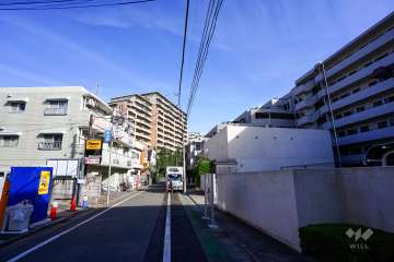 敷地北東側の前面道路（北西側から）