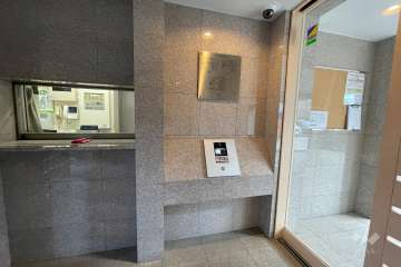 エントランスはオートロック付きです。