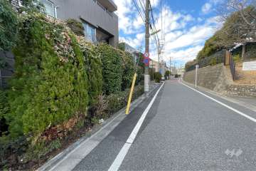 敷地北側の前面道路（東側から）