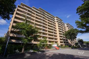 桜上水ガーデンズB棟の外観（南西側から）