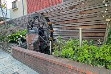 敷地西側に隣接する『石田水車跡』