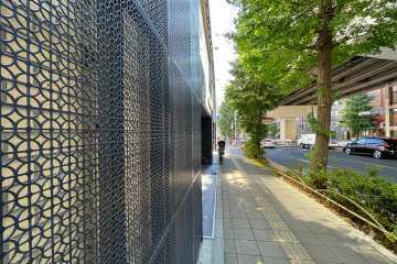 敷地南側の前面道路（西側から）