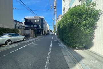 敷地南側の前面道路（東側から）