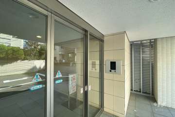 エントランスはオートロック付きです。