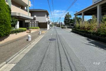敷地南側の前面道路（西側から）