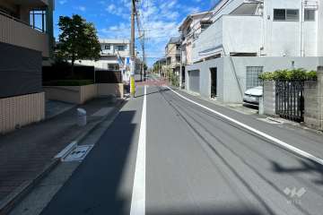 敷地東側の前面道路（南側から）