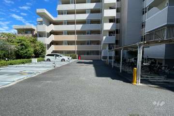 敷地内駐車場（屋外機械式）と駐輪場