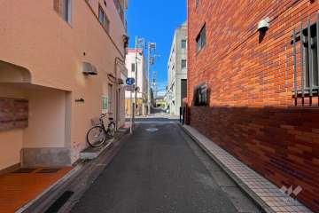 敷地南側の前面道路（東側から）