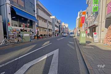 敷地の西側前面道路はサザエさん通りです（北側から）。