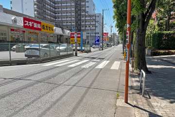 敷地北西側前面道路は弦巻通りです(南西側から)。