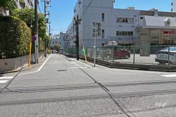 敷地の北東側道路(北西側から)。四方角地の開放感ある立地です。