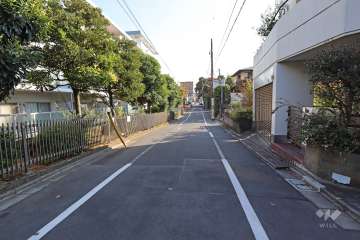 敷地西側の前面道路