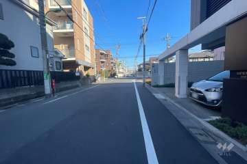 敷地西側の前面道路（南側から）