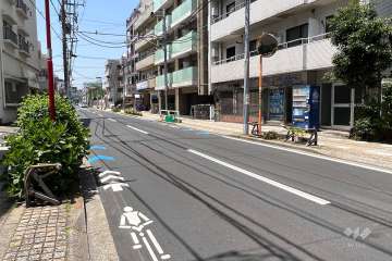 敷地南側の前面道路(南東側から)