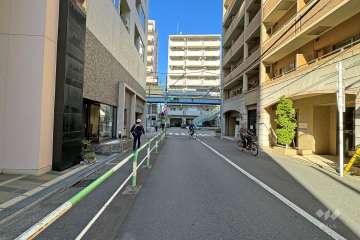 敷地西側の前面道路（南側から）