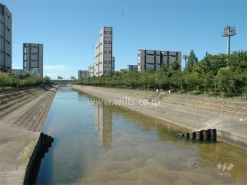 敷地の東側を流れる宮川。もっとも右に見える棟がアステム芦屋A棟です。
