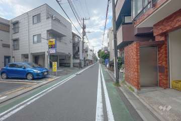 敷地南側の前面道路（東側から）