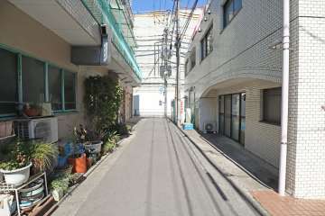 敷地の西側前面道路(南側から)