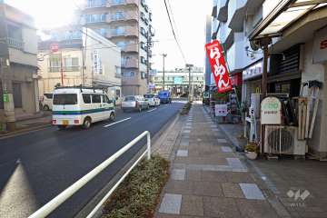 敷地南側の前面道路(東側から)