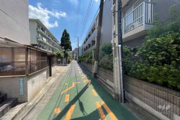 敷地北側の前面道路（西側から）