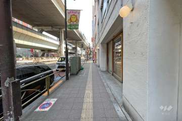 敷地西側の前面道路（南側から）