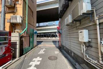 敷地北側の前面道路（東側から）