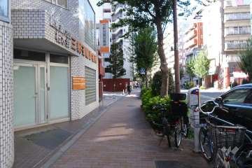 敷地北側の前面道路（東側から）