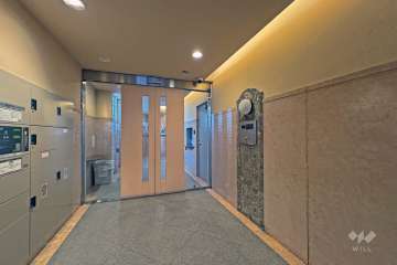 エントランスはオートロック付です。