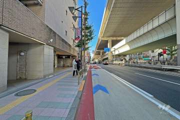 敷地の西側前面道路は玉川通りです（北側から）。