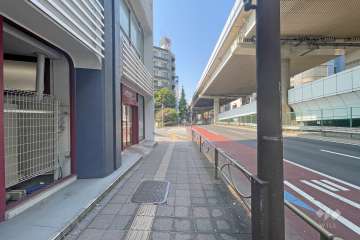 敷地西側の前面道路（北側から）