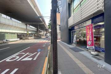 敷地西側の前面道路（南側から）