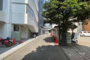 敷地北側の前面道路（東側から）