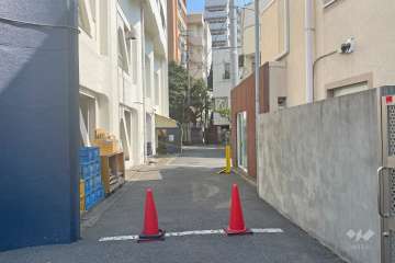 敷地東側の前面道路（南側から）